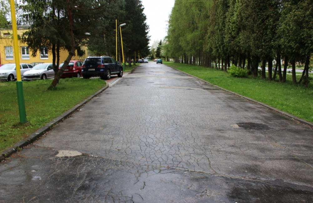 Foto: Na stredných školách budú asfaltovať chodníky a cesty. Ktoré školy v Žiline sa dočkajú obnovy?