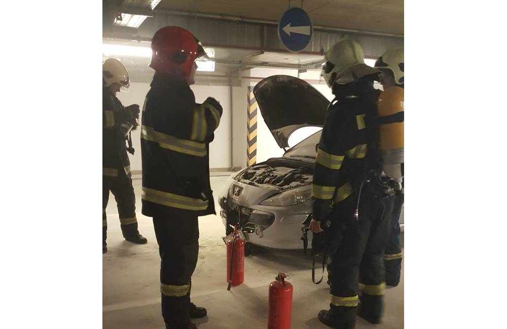 Foto: Práve sa deje: V podzemných garážach OC Aupark horí auto, zasahujú hasiči