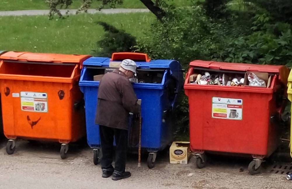 Foto: Starší pán vyberá veci z kontajnerov na sídlisku Vlčince. Sú dôchodcovia naozaj nútení to robiť?