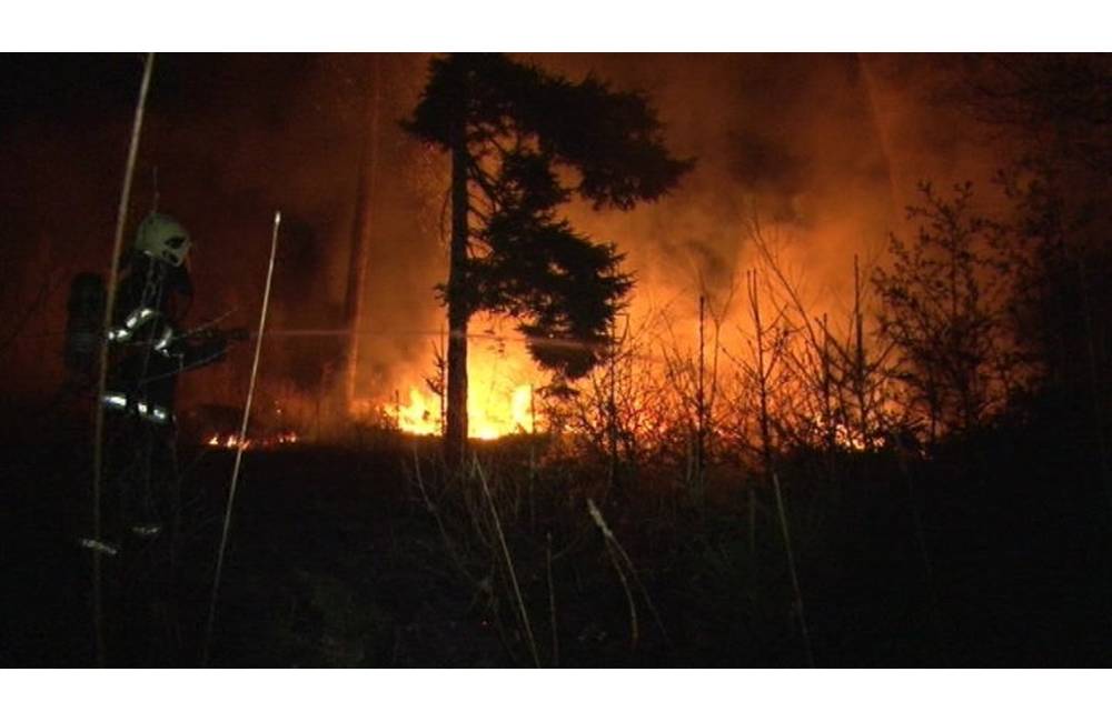 Les nad Považským Chlmcom zachvátil požiar, hasiči zasahujú v náročnom teréne