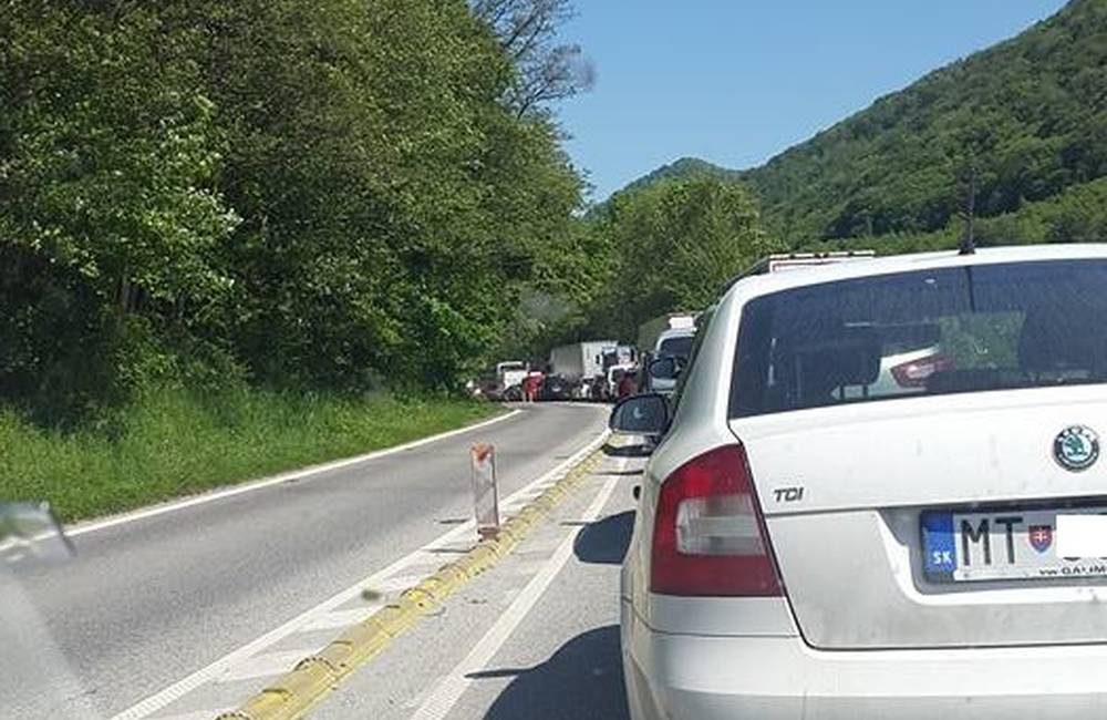 Foto: Príčinou ranných kolón pod Strečnom bola nehoda na ceste I/18 za mestom Žilina