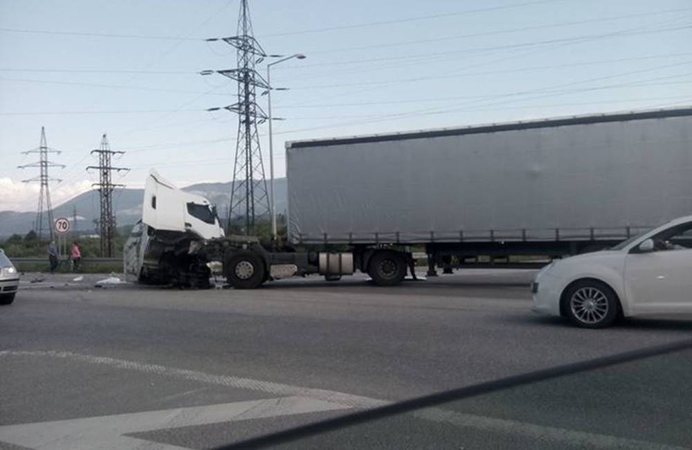 Foto: Práve sa deje: Pri Tepličke nad Váhom sa zrazili dva kamióny