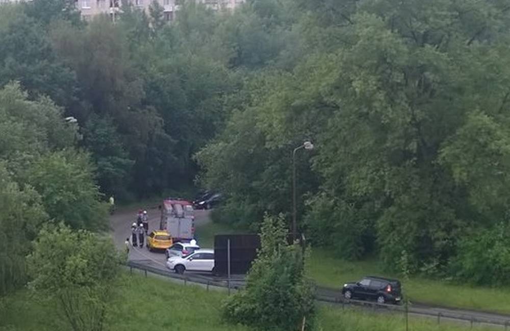 Foto: Pod Hájikom sa čelne zrazili dve osobné autá, cesta je uzavretá