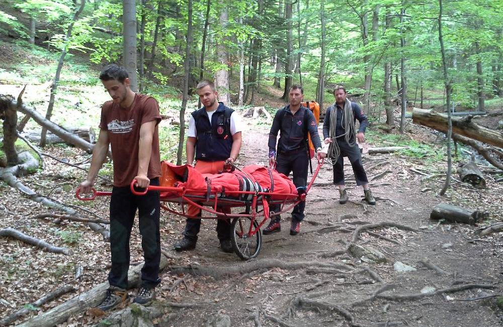 Foto: Turistka z Česka si v Malej Fatre poranila kolená, záchranári ju transportovali do Štefanovej