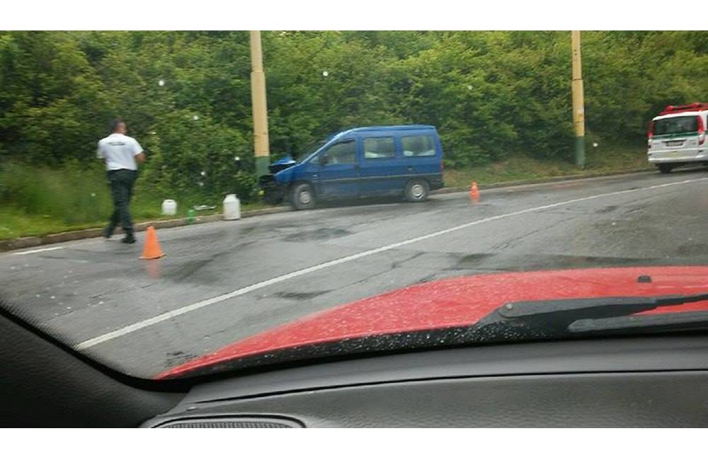Foto: Na Hájiku narazilo osobné auto do stĺpu, vodič sa zranil