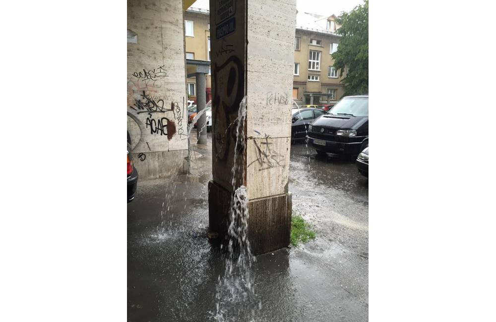 Foto: Na Bulvári sa po búrke objavila trochu netradičná fontána
