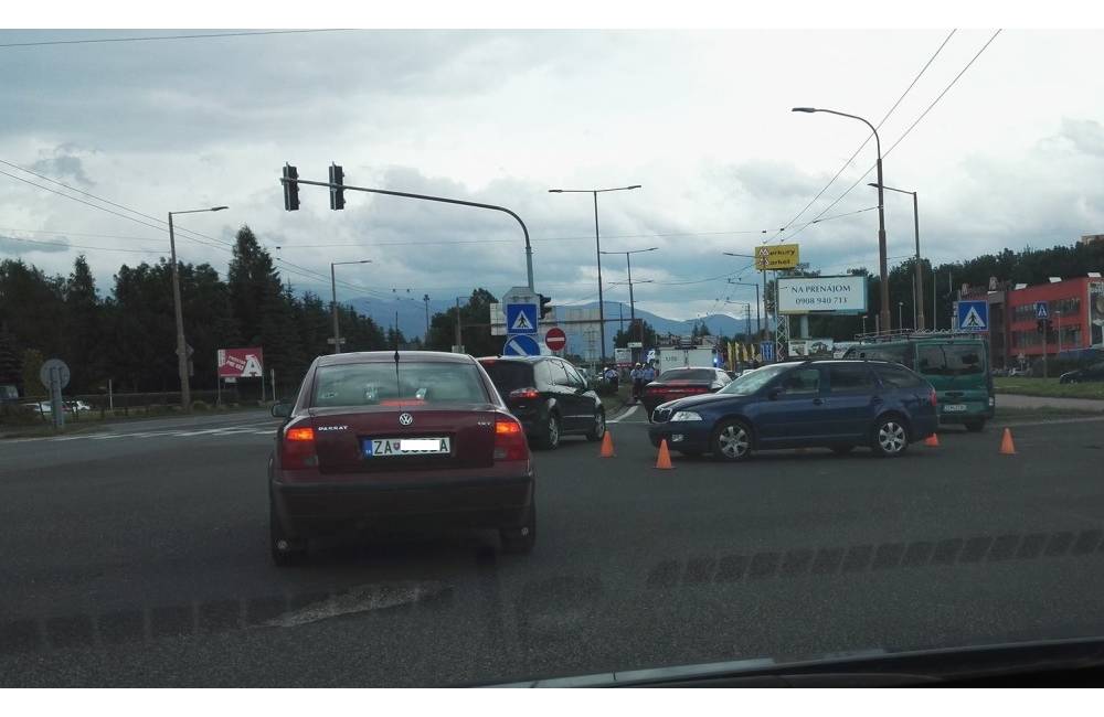 Foto: Na Košickej sa v križovatke zrazili dve autá, vodiči sa snažia prejsť cez neprejazdnú križovatku