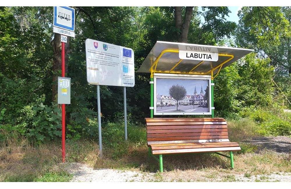 Foto: Najkreatívnejšia zastávka na Slovensku? Pozrite si, kde čakajú na autobus vo Vraní