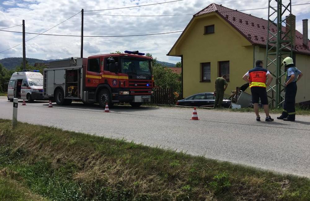 Foto: V obci Svederník narazilo auto do plynovej prípojky, po nehode zostala v aute zakliesnená osoba
