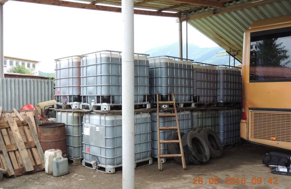 Foto: Na družstve v Strečne našli colníci tisíce litrov pravdepodobne nelegálnej nafty