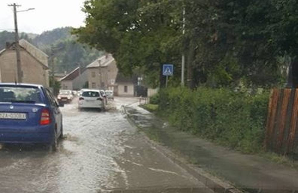Foto: V Lietavskej Lúčke dážď obmedzil dopravu