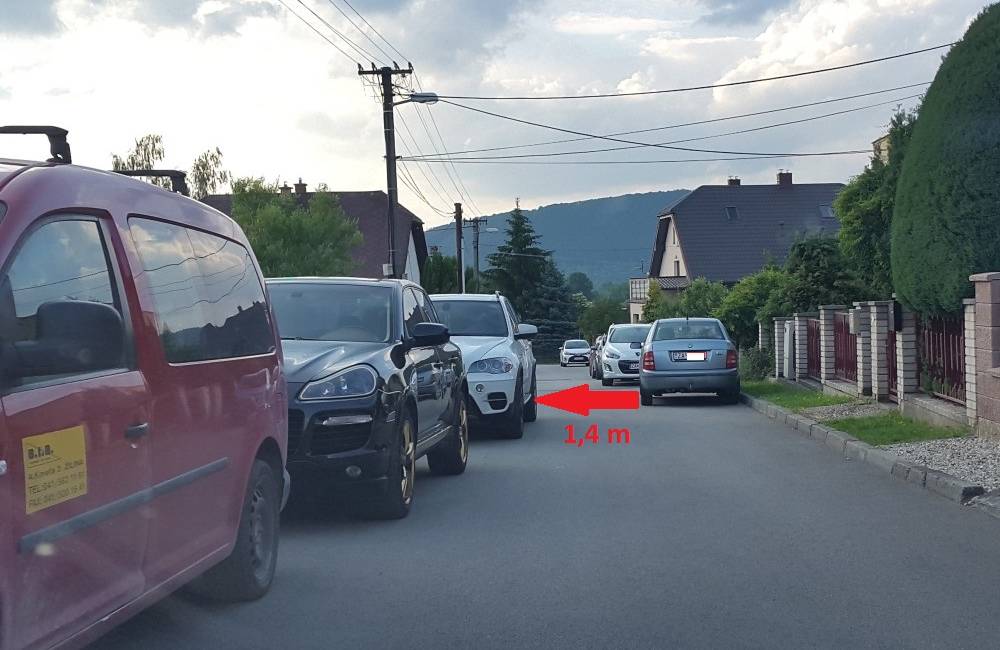 Foto: Občania nahlásili nesprávne parkovanie v uliciach, mestská polícia zatiaľ rozdáva upozornenia