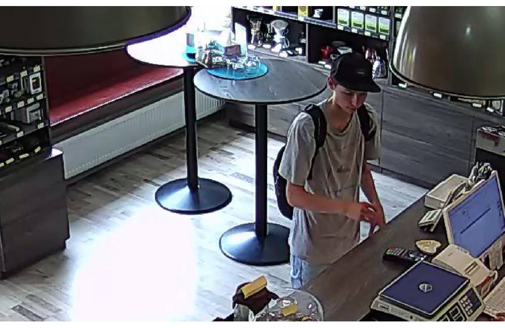 Foto: Tento mladík opakovane kradol v kaviarni na Bulvári, nepoznáte jeho totožnosť?