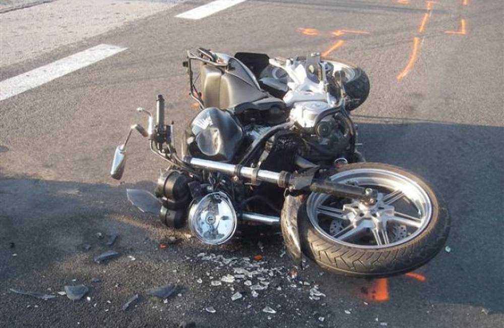 Foto: Medzi obcou Kolárovice a Makov sa zrazil motorkár s osobným autom, previezť ho musel vrtuľník
