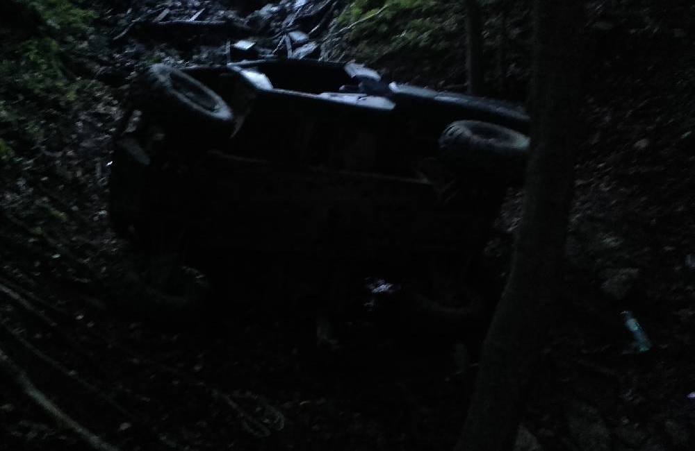 Foto: Traja pasažieri sa s autom zrútili do rokliny vo Fačkovskom sedle, jeden z nich pád neprežil