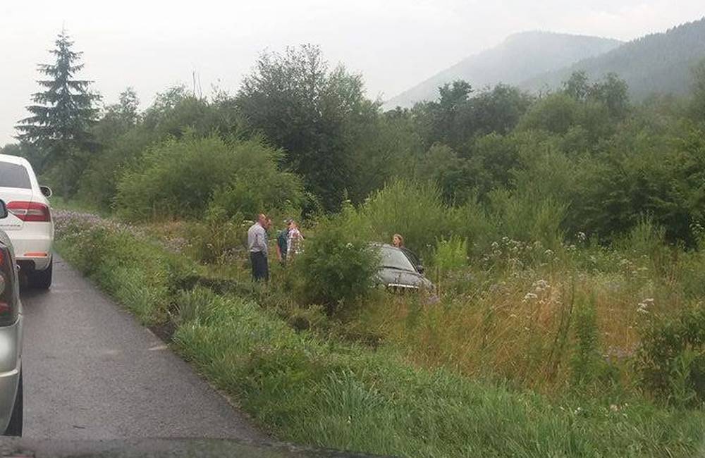 Foto: Pri obci Belá skončilo auto mimo cesty, miestom prejdete bez zdržania
