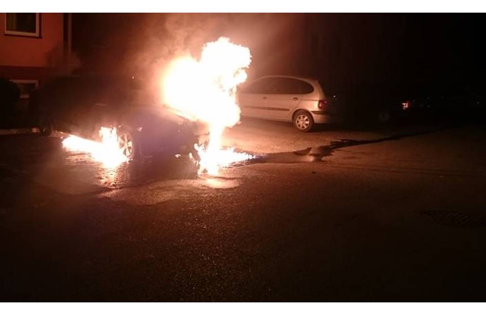 Foto: Aktuálne: V Závodí pri pošte horí osobné auto