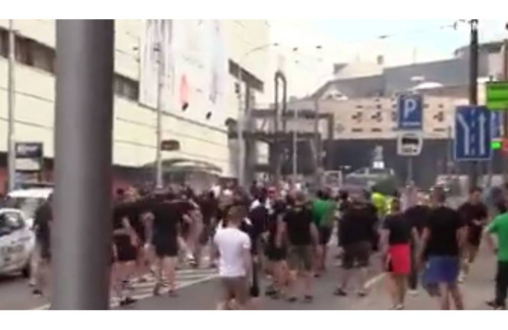 Aktuálne: Na ulici Kálov došlo ku konfliktu fanúšikov a útoku na Ljubljanu