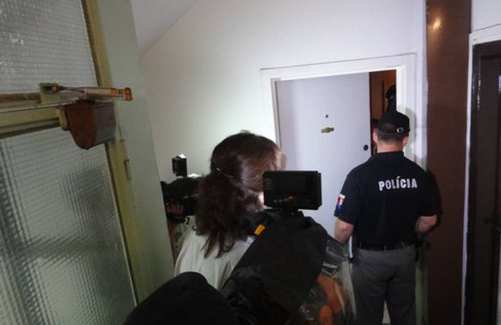 Foto: Aktuálne: Zlodeji vypáčili byt na Štefánikovom námestí za bieleho dňa, vyrušil ich až domovník