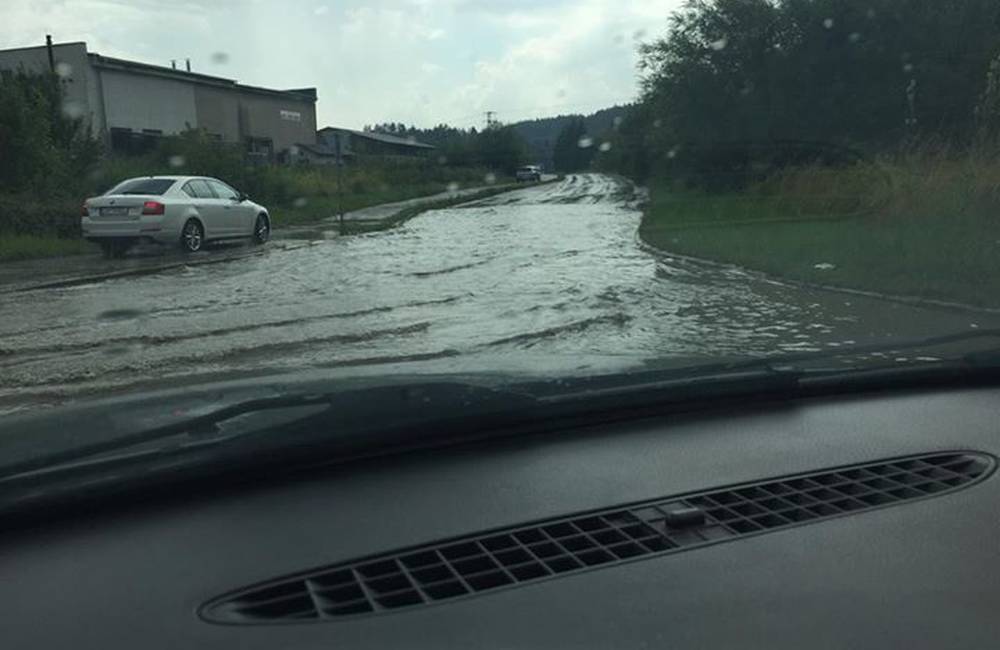 Foto: Na Kamennej ceste, v Bytčici a Celulózke voda zatopila vozovku