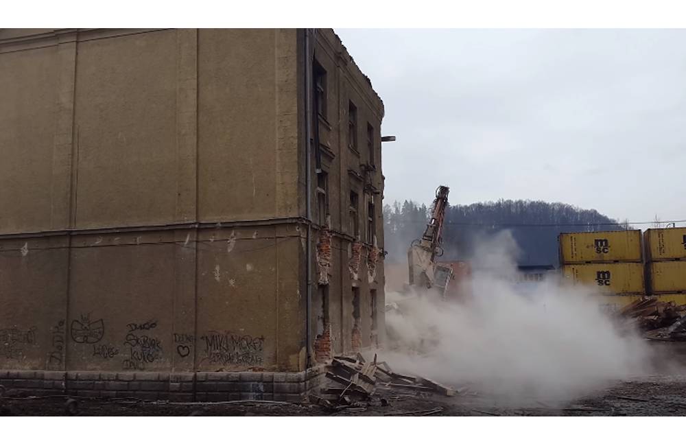 Foto: Na Bratislavskej búrajú ďalšiu bytovku, zajtra sa na mieste uskutoční brífing