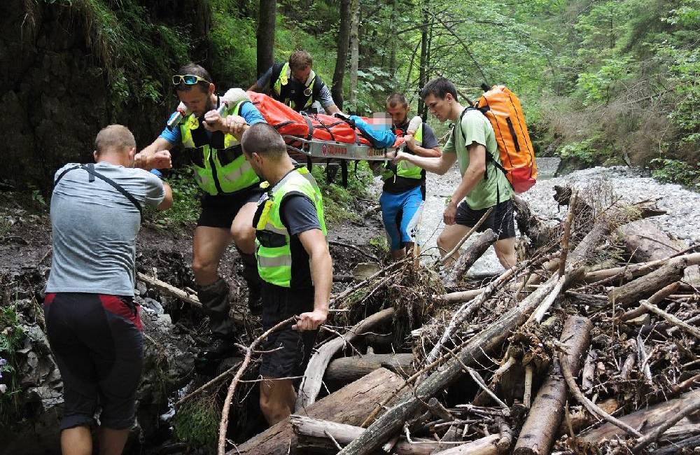 Foto: Horskí záchranári včera pomáhali v Terchovej dvom turistom, Slovákovi a Poľke