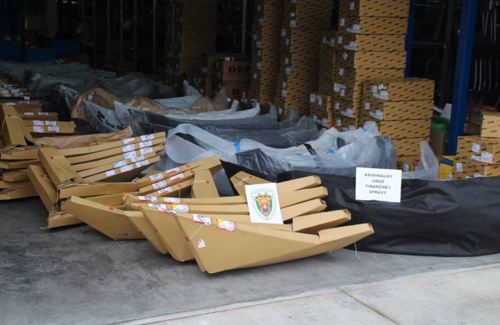 Foto: Kriminálny úrad tajne vyšetroval obchod s falzifikátmi autodielov, včera v noci colníci zasiahli