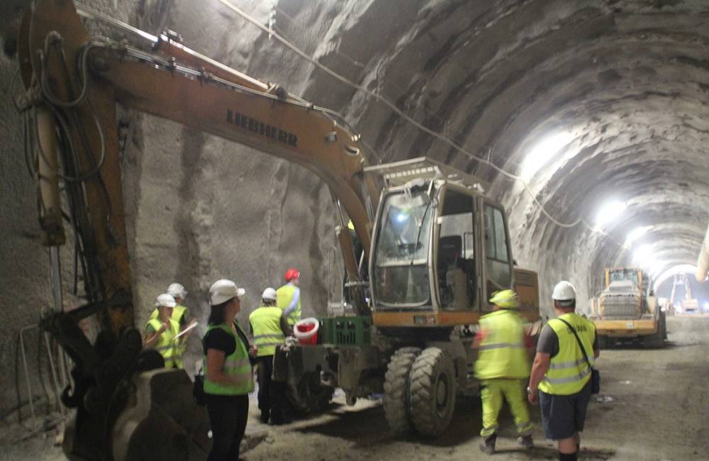 Foto: Na stavbe žilinských tunelov zasahovali colníci pre podozrenie z úniku na spotrebnej dani