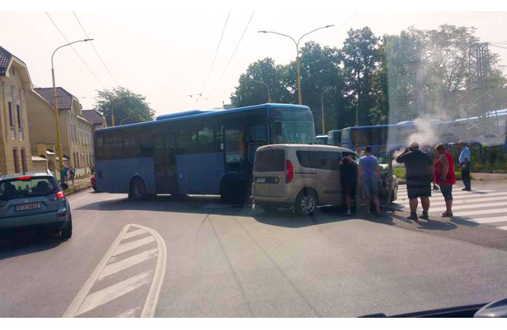 Foto: Na Hviezdoslavovej sa zrazil autobus a osobné auto, počítajte so zdržaním