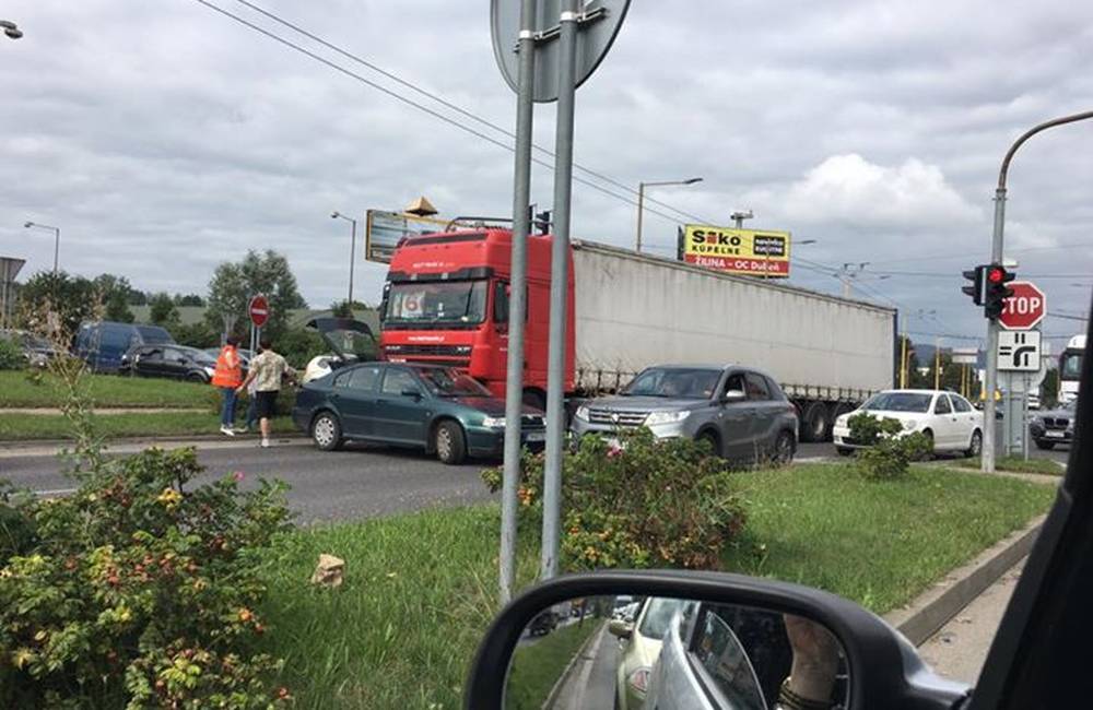Foto: Dopravná nehoda na Košickej dnes ochromila dopravu