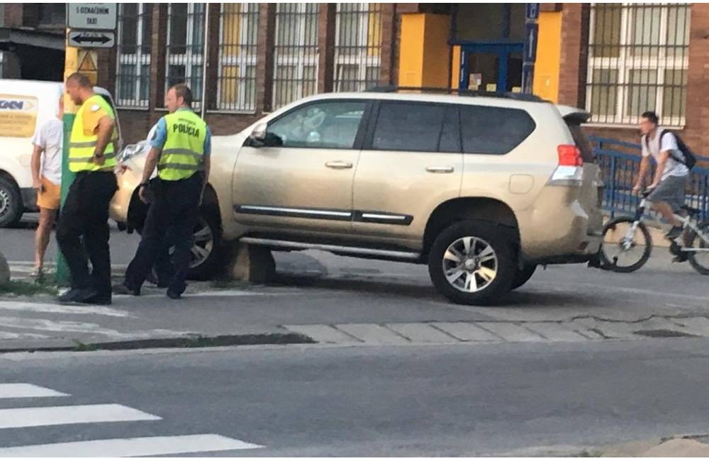 Foto: Vodič SUV zaparkoval pri železničnej stanici na stĺpiku