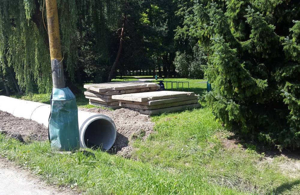 Foto: V parku Ľudovíta Štúra začali so zatrubnením Všiváku, má isť len o dočasné riešenie