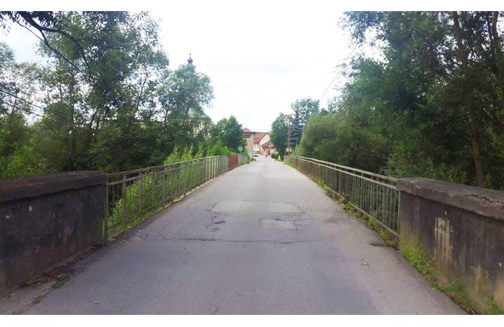 Foto: Vo Varíne budú rozširovať starý most, pre chodcov pribudne lávka