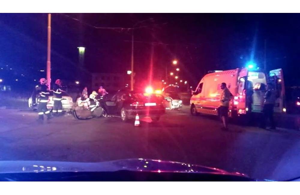 Foto: Aktuálne: V Závodí došlo k dopravnej nehode, hlásili 2 zranené osoby