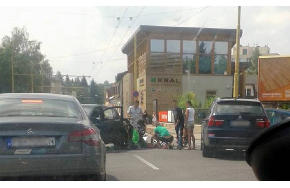 Foto: Na Predmestskej ulici došlo k vážnej zrážke automobilu s motorkou