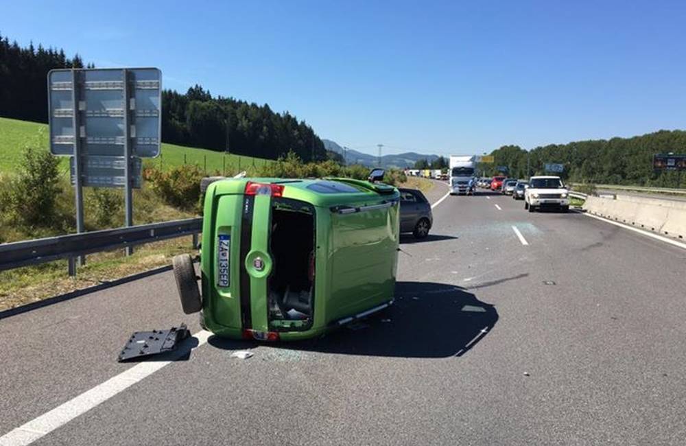 Foto: Aktuálne: Na diaľnici D3 pri Žiline došlo k vážnej nehode