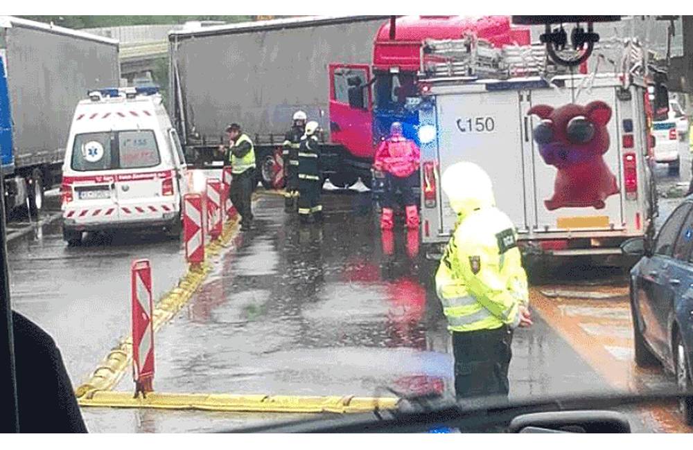 Foto: Pri Strážove narazil kamión do zvodidiel, smer Bratislava je neprejazdný