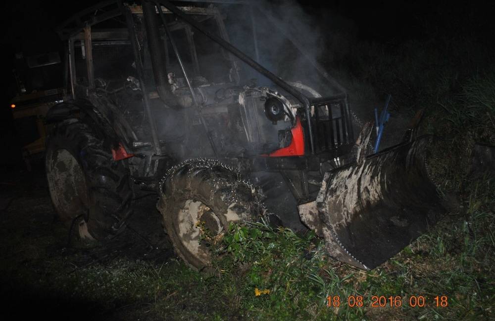 Foto: V Kysuckom Novom Meste došlo v noci k dvom požiarom. Horeli traktory aj báger