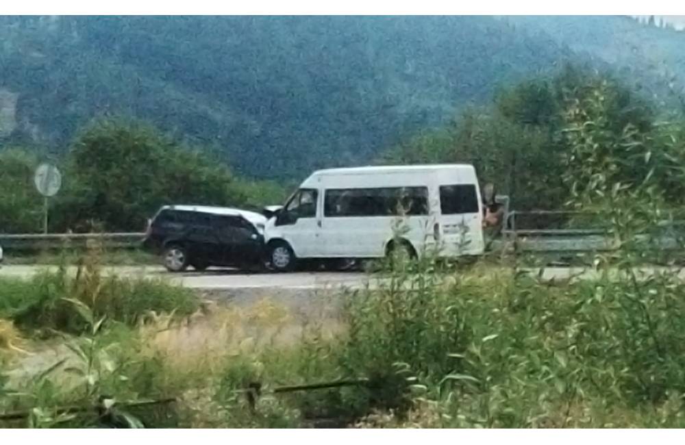 Foto: Pri dnešnej nehode v Kysuckom Lieskovci vyhasol ľudský život, ďalších 7 ľudí je zranených