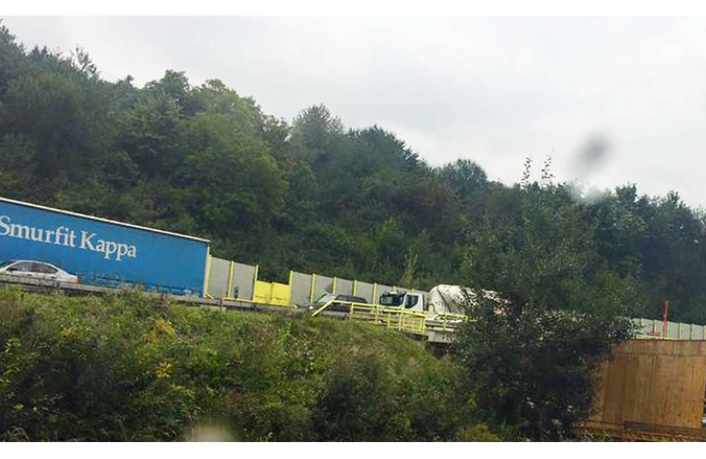 Foto: AKTUÁLNE: Pri Strážove je na ceste skrížený kamión, zvýšte opatrnosť