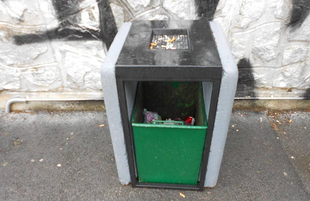Foto: Na sídlisku Vlčince doplnili koše na odpadky a cigaretové ohorky, čistota na zastávkach sa zlepšila