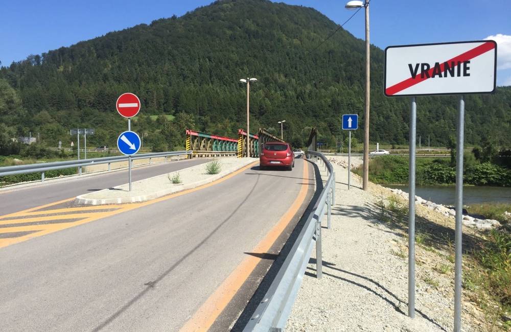 Dočasný most vo Vraní zatiaľ zostáva na svojom mieste. Mestská časť je odľahčená od stoviek áut