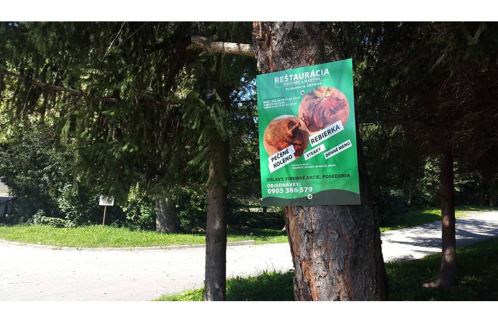 Foto: Reklamy na reštauráciu v Zbyňove sú priskrutkované k stromom v Žiline