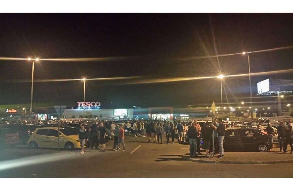 Foto: Parkovisko pri hypertescu zaplnili desiatky áut a stovky ľudí. Ide o tuningový zraz