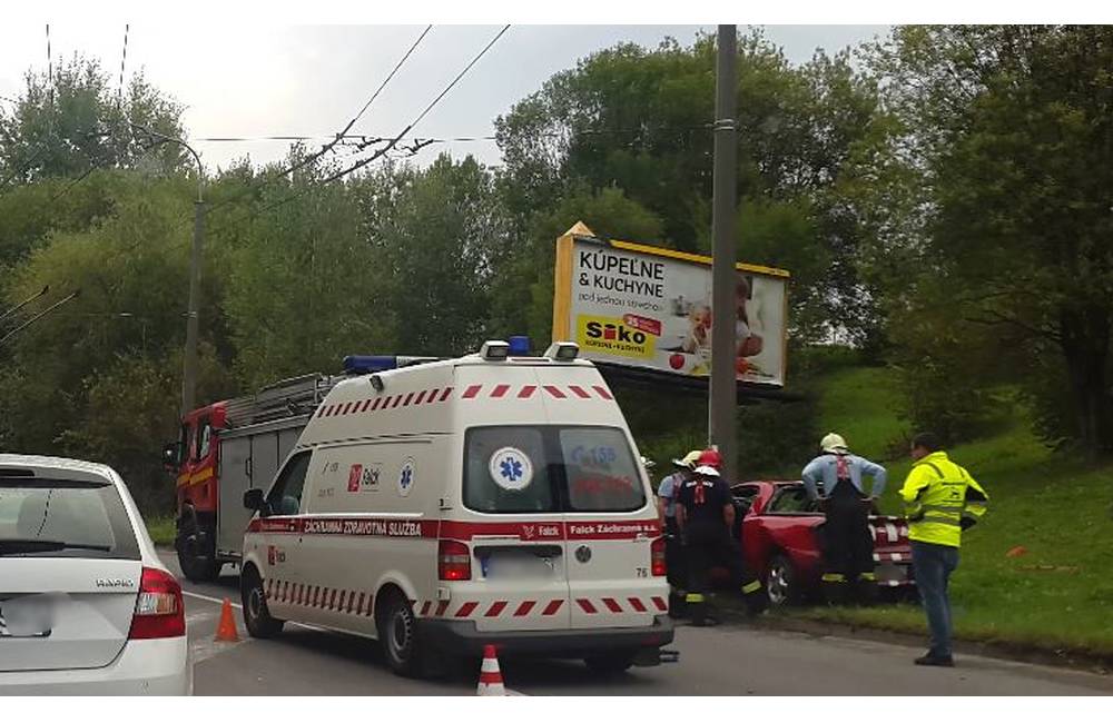 Foto: Na Solinkách narazil vodič čelne do stĺpu, v aute zostal zakliesnený