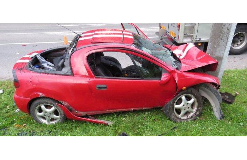 Foto: 50-ročný vodič, ktorý včera s autom narazil do stĺpa, mal viac ako 2 promile alkoholu