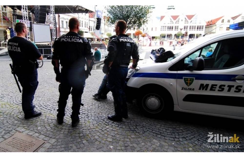 Foto: Mestská polícia chytila dvoch sprejerov, pri úteku sa schovali pod autom