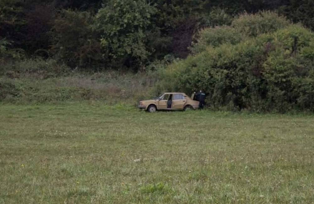 Foto: Neznámy vodič odstavil auto na lúke pri sídlisku Hájik, prípad riešila štátna aj mestská polícia