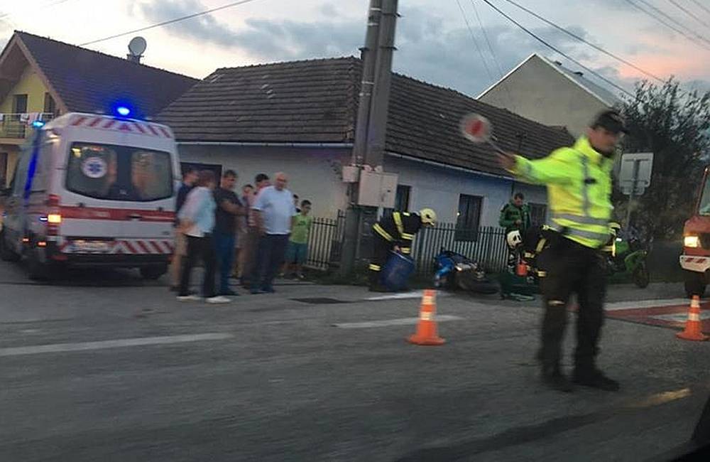 Foto: V Krasňanoch sa zrazil motorkár s osobným autom