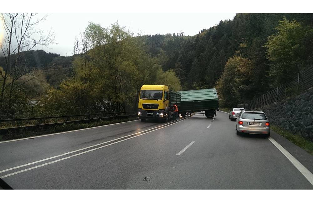 Foto: Vodiči pozor, pod Strečnom sa vzpriečil kamión a zasahuje do dvoch jazdných pruhov